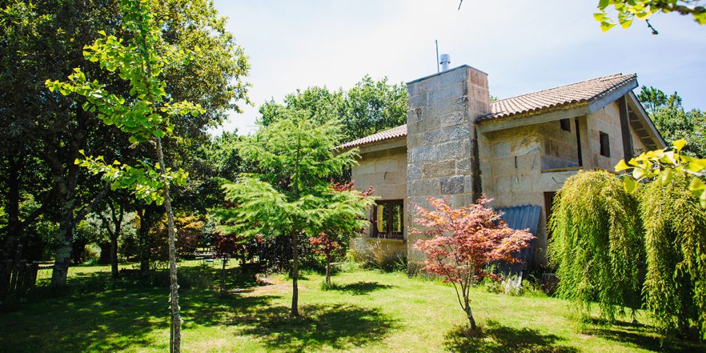 Vista trasera de la casa de campo Los Carballos